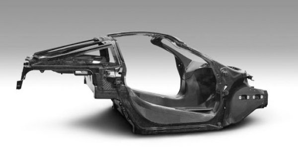 В наши дни карбоновият монокок се среща в новия McLaren Artura. Това помага да се облекчи теглото на суперколата, като същевременно се подобри здравината на нейната каросерия.
