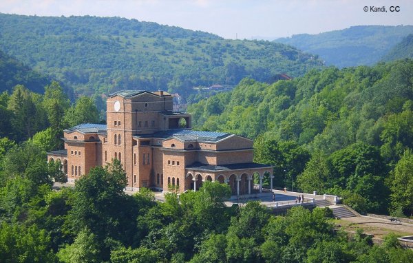 Пътят София - Варна дава по-голямата част от злополуките, и то с ясно изразена сезонност - от 240 ПТП миналата година около 30% са станали само през август и септември. Населението е 232 568 души, жертвите по пътищата са били 21. На снимката: художествената галерия в Търново
     
Средно жертви на 100 000 души: 9.05