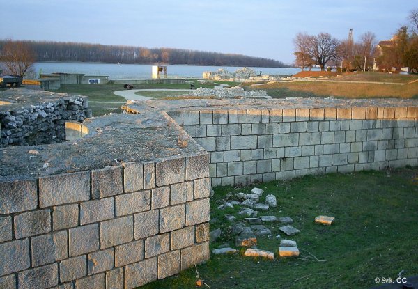 При 108 018 души население Силистренска област отчита доста голям брой катастрофи - 112, със 17 жертви. На снимката: крепостните стени на античния Дуросторум
     
Средно жертви на 100 000 души: 15.74