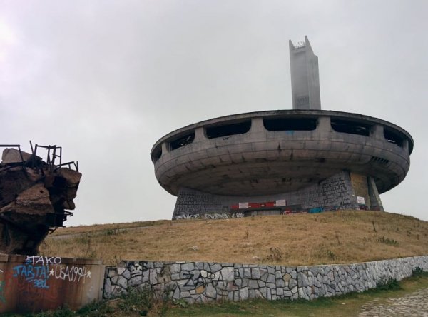 През 2019 са се случили 353 тежки пътни инцидента, с 35 загинали и 472 ранени. Населението е 313 396 души. Най-опасният месец е август. На снимката: мемориалният комплекс Бузлуджа
     
Средно жертви на 100 000 души: 11.18