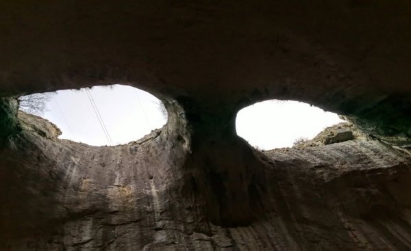 Една от малките български области (122 546 жители) има най-високия дял и на тежки злополуки, и на смъртни случаи по пътищата. Част от обяснението е, че през нейна територия минават два натоварени пътя - междунардният Е83, през Плевен и Русе до Букурещ, и Е772, от София до Варна. Някои участъци от тези пътища отдавна са покрити със зловеща слава и плачат за обезопасяване. 
       
Средно жертви на 100 000 души: 21.31
