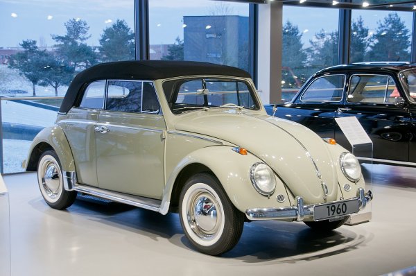 Кабрио версия на Beetle от 1960, когато вече започва да привлича погледите и отвъд океана. Скоро Beetle и микробусът Т1 ще станат автомобилните символи на хипи движението