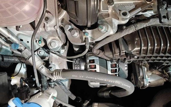 Оформлението на двигателното отделение е добре обмислено и проектирано, двигателят е покрит със звукоизолиращ корпус - както при всички съвременни автомобили. Помпата на охладителната система е необичайна, тъй като не е с механично задвижване и работно колело в корпуса, а с електрическо задвижване и прилича на „охлюв“ на турбина. 

Самият турбокомпресор е разположен, както при модели на VW с подобни двигатели, по-близо до щита на мотора и за да се демонтира, трябва да се премахнете и резуктора. Всмукателният тракт е необичайно дълъг и минава близо до източници на топлина. Механиците оценяват високо и удобния достъп до помпата - както и до генератора, който също ще бъде много по-лесен за смяна, отколкото при Volkswagen.
