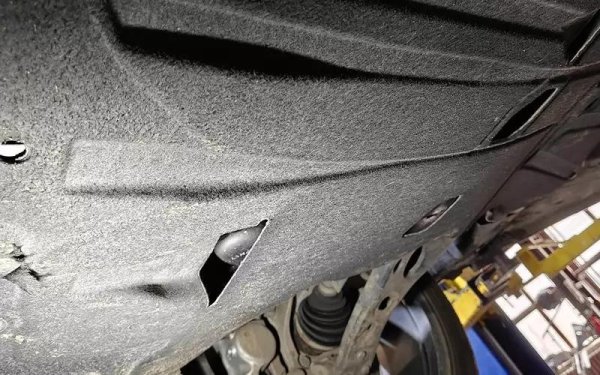 Китайският SUV е качен на подемник, където е свалена предпазната кора, покриваща двигателния отсек отдолу. 