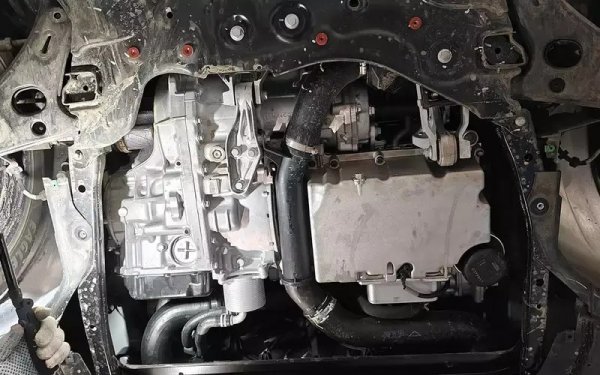 Веднага възникват въпроси за мястото на масления филтър. Той е удобен за обслужване, но при това разположение пластмасовият корпус на филтъра (и картера) може лесно да се повреди при небрежно паркиране близо до висок бордюр или на неравен терен, тъй като са разположени под подрамката. 

