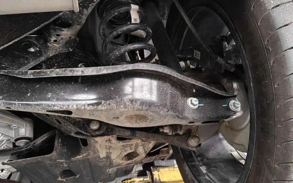 Това, от което никоя кола не може да се защити, е рискът да се наложи смяна на пружините на задното окачване. С течение на годините влагата ще се натрупа в опорите и долните намотки ще започнат да ръждясват и да се спукат, както се случва при Volkswagen.

Рамената на окачването, стабилизаторите и техните подпори изглеждат надеждни, както и кормилните накрайници и накрайниците. Издръжливостта на гумено-металните съединения може да се оцени само във времето. Но сферичните шарнири са притиснати - и ще трябва да се сменят заедно с лоста. Това е популярно решение при съвременните автомобили.

Спирачните тръбопроводи са добре разположени, има минимален риск от повреда и са лесни за обслужване. 