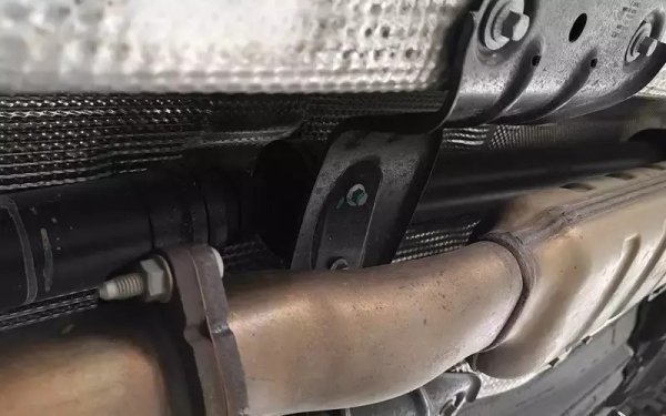 Изпускателният тракт не виси; единственото оплакване е, че няма достатъчна топлинна защита за външния лагер на задвижващия вал, разположен до него. При моделите на Volkswagen той е изолиран от горещите изпускателни газове, за да се увеличи издръжливостта.
