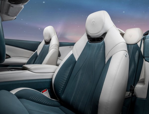 GranCabrio Folgore е кабриолет, който не се бои и от студеното време, благодарение на вградената в седалките система за затопляне на вратовете на шофьора и пътника до него със струи горещ въздух. Системата е серийно оборудване за всички версии и може да се регулира в три различни степени. 
