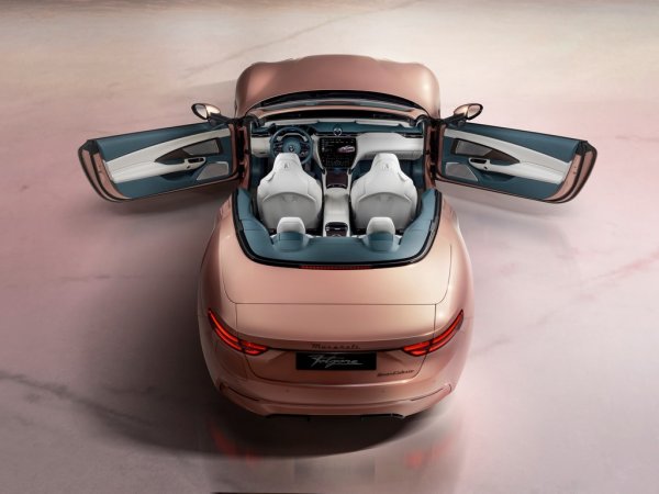 Докато външният дизайн е естествена еволюция от предишното поколение, архитектурата под него е по-скоро революция. Над 65% от новото GranCabrio е направено от алуминий, за понижаване на теглото. Използвани са също магнезий и високоякостна стомана. За целта на инженерите се е наложило да изобретят изцяло нов производствен процес, но си е заслужавало: въпреки нуждата от допълнително укрепване и въпреки сложния механизъм на покрива, кабриолетът е само с 80 кг по-тежък от GranTurismo. Освен това архитектурата е специално планирана да работи еднакво добре при конвенционално, и при електрическо задвижване. 
