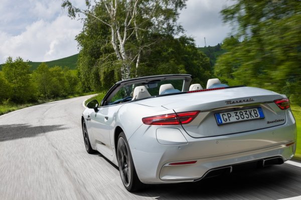 Maserati GranCabrio Folgore идва и с необикновена комбинация от по-големи задни (21&rdquo; 295/30) и по-малки предни гуми (20&rdquo; 265/35) - решение, което подобрява още повече пътното поведение. Спирачните апарати идват в два различни цвята: черно и анодизирана тъмна мед. Но по желание могат да се поръчат и в бяло, жълто, синьо и анодизирано червено. 
