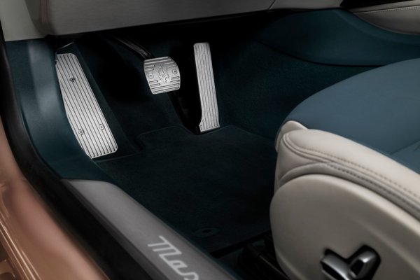 Литиево-йонната батерия, която се произвежда в Торино в завода Mirafiori Battery Hub, има капацитет от 92.5 кВтч и може да отдава до 610 кВт. Батерията е с Т-образна форма, така че модулите й да не се намират под седалките, и не увеличава височината на автомобила. Ниският център на тежестта подобрява допълнително пътното поведение. 
Емблематичният звук на едно спортно Maserati също не е пропуснат: аудиоинженерите са съчетали характерния звук на електромоторите и инверторите с типичния рев на един V8 от най-добрите традиции на марката. 
