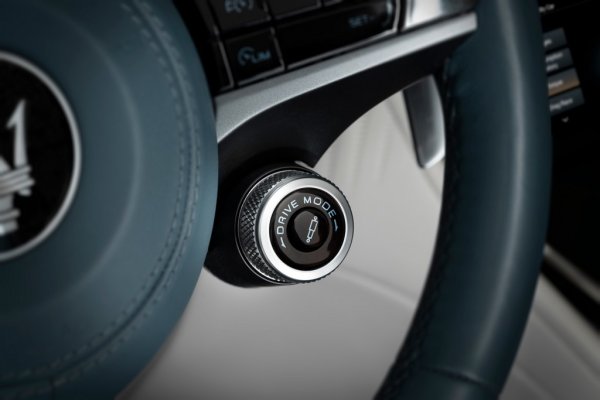 Folgore предлага четири режима на шофиране. В режим MAX RANGE максималната скорост е ограничена до 130 км/ч, реакциите на педала на газта са приглушени, а климатичната система работи с понижена мощност. 
GT е стандартният режим за движение, предлагащ пълноценно gran turismo преживяване. При него се използват до 80% от мощността. В режим SPORT вече са достъпни 100%, звукът е усилен, окачването се настройва за по-динамично шофиране. В този режим можете да изключите и електронната стабилизираща система - ESC.
