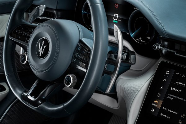 Режимът CORSA предлага на водача най-екстремното възможно преживяване, с максимална реакция от електромоторите и минимална намеса на системите за сигурност. Дигиталният дисплей показва важни за карането по писта параметри, като температура на батерията и разпределение на въртящия момент. 
В двата най-спортни режима водачът може да използва и Launch Control за светкавични стартове без превъртане на колелата. 
