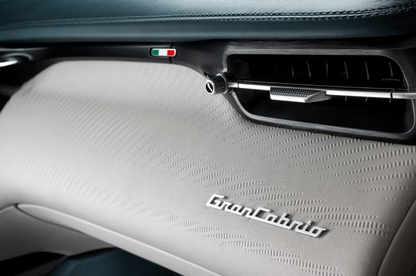 За тапицерията на седалките, страничните колони, сенниците и тавана се използва  ECONYL - напредничав материал, получен чрез преработката на стари рибарски мрежи и други ненужни пластмаси. Те се подлагат на педантично почистване и селекция, преди от тях да се произведе мека, лека и напълно екологична материя. 
