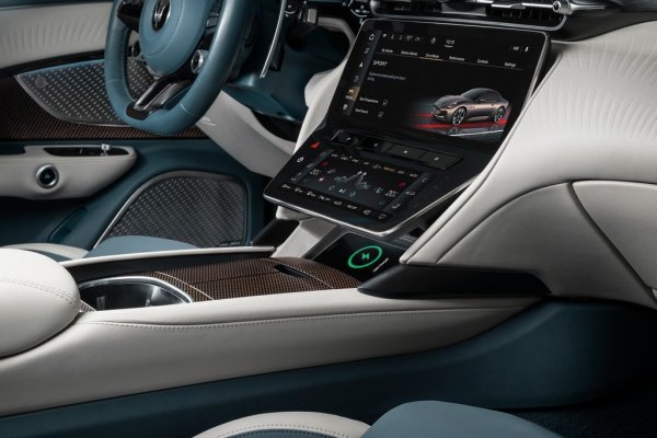 Мултифункционалният волан е с вграден старт-стоп бутон отляво. Отдясно, огледално разположен бутон дава избор между петте режима на шофиране и активира предлаганото като опция пневматично окачване. Стандартно оборудване са и олекотените спортни педали с алуминиеви опори за крака. 
GranCabrio Folgore разполага с три сензорни дисплея. Първият, с диагонал 12.2 инча, е за приборите пред водача, като той е комбиниран и с удобен head-up дисплей, прожектиращ най-важната информация върху предното стъкло. 
12.3-инчовият централен дисплей е за информационната система, а по-малкият 8.8-инчов екран под него управлява комфортните функции като климатична система и седалки. 
Информационната система позволява безжично свързване на Apple CarPlay и Android Auto за секунди, като могат да се свържат едновременно два телефона. 
