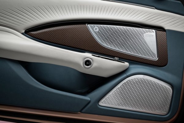 За звука в салона отговаря световноизвестната италианска компания Sonus faber. Серийната аудиосистема има 13 говорителя с обща мощност 815 вата. Във върховото ниво на изпълнение High Premium говорителите са 16, с мощност 1060 вата, специално планирани за пространството в автомобила, за да предложат безкомпромисно аудио преживяване. 
GranCabrio предлага и системата HomeLink, който позволява да управлявате устройства като гаражни врати, порти и външни осветителни системи. Бутоните й са върху сенника на водача. 
