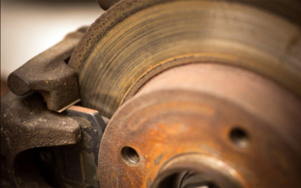 Въпросните вибрации могат да са следствие и от ръждясали спирачни дискове. Тук не става дума за повърхностна ръжда от няколкодневен престой на автомобила, а за такава, която се образува в дълбочина, достатъчно здрава за да не може да бъде свалена с т.нар. аварийно спиране. Триещият слой на накладките не поема ръждясал метал и кафявите петна причиняват вибрации. Колкото по-интензивно е спирането, толкова по-силно се усеща треперенето.
