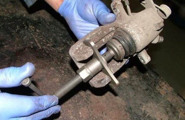 При т.нар. заклинване водачите или буталата в цилиндъра не работят добре, което може да доведе до неравномерно спиране. Това може да се дължи на натрупана мръсотия или ръжда. Необходимо е да разглобите спирачния апарат и да възстановите мобилността на скобата. Ако буталото е заклинено, тогава ще трябва да смените спирачния цилиндър.
