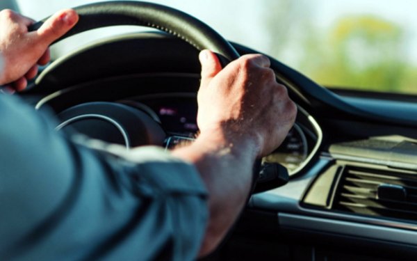 Ако се чуват щраквания и удари, когато воланът се върти, тогава причината да е свързана с проблем в кормилната стойка. Вярно е, че тези вибрации не са постоянни и се появяват периодично. Самоволното треперене на волана може да бъде причинено и от износени сферични шарнири. В този случай, освен тресене, се чуват и удари при движение през неравности.
