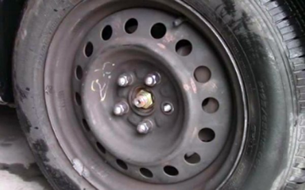 Един от опасните случаи е, когато вибрациите са причинени от липса на болтовете на главината, които фиксират колелото. Ако болтовете се загубят, закрепването отслабва и колелото придобива допълнителна хоризонтална хлабина, което води до изкривяване на оста му на въртене. По време на такава повреда колелото може да скъса останалите болтове и да отлети настрани, което води до рязка загуба на контрол над колата. При загуба на болтове може да се наблюдава вибрация не само при спиране, но и при ускорение.
