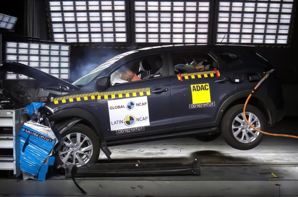 Друг модел на корейската марка също се представи не по най-добрия начин, след като не заслужи нито една звезда в тестовете на Latin NCAP. В случая става дума за предишното поколение на кросоувъра, което все още се предлага на пазара в Южна Америка. Той получи слаба оценка за защита на децата, след като и при челен, и при странични удари каросерията беше сериозно деформирана.