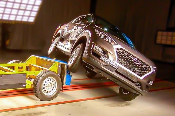 Проблем е и фактът, че базовият вариант не разполага със система ESP и има само две въздушни възглавници. Нивото на защита на шофьора и пътника до него е 51%, на пешеходците – 50%, а на децата – едва 4%.