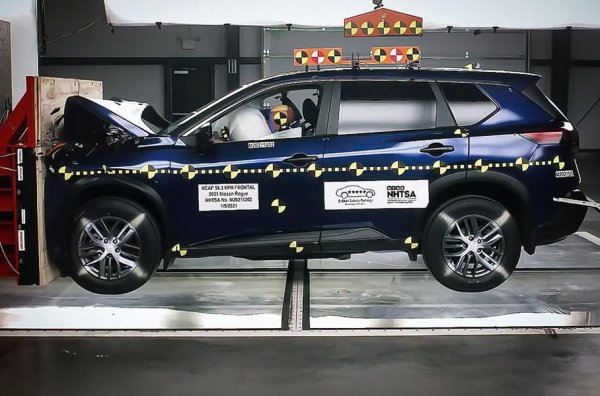 Новото поколение на кросоувъра все още се продава само в САЩ и Япония, но показа доста проблеми на тестовете. Националната администрация за безопасност на пътното движение на САЩ присъди на Nissan Rogue (известен още като X-Trail) 4 от общо 5 звезди, след като се справи с изпитанията за страничен удар и преобръщане. Експертите харесаха работата на полуавтопилота ProPilot, който позволява на водача да не държи волана. 