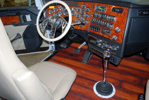 Виждали ли сте някога истински паркет на пода в кабината? Шофьорът явно сам е преработил своя камион, като е монтирал също така нестандартен волан с бял обков и хромирана сърцевина. Много любителски, разбира се ...