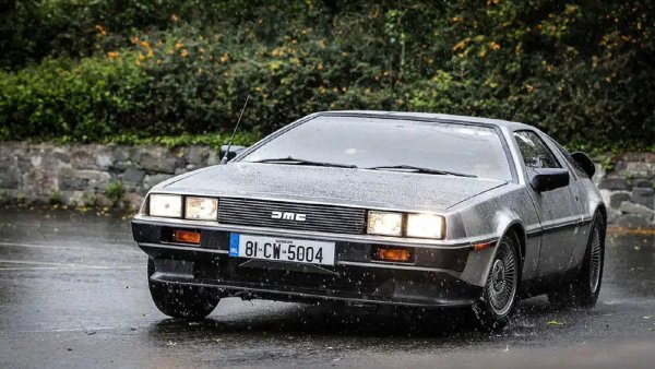 Спецификациите на De Lorean DMC-12 изглеждаха като идеални за феновете му, но той разочарова с двигателя си. Моторът PRV (Peugeot-Renault-Volvo) V6 можеше да се похвали с обем от 2,8 литра и бе  монтиран отзад, точно като при Porsche 911.
Но неговите скромни 130 коня не бяха достатъчни, за да се справят с теглото на DMC-12 от 1244 кг. Нито управлението беше много добро, дори след като Lotus се опита да помогне. С този мотор, закупен от Renault, DMC-12 вдигаше до 195 км в час и предлагаше ускорение от 10,3 секунди от 0 до 100 км/ч.