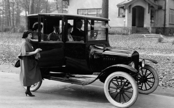 През 1999 Model T получи приза &bdquo;Автомобил на века&rdquo;. Ако оставим настрана масовото производство и налагането на конвейера с Model T, то трябва да отбележим, че това е автомобилът, който осигурява самостоятелно придвижване на милиони американци. До май 1927 производството на Т достига над 15 милиона бройки.