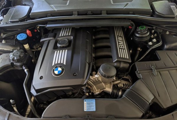 Този агрегат, използван сравнително кратко в европейската гама на BMW, успя да се прочуе с прекомерна консумация на масло - 1, че дори и 2 литра за хиляда километра (особено при 2.5-литровия вариант). Заради високите температури в двигателя буталните пръстени лесно могат да се "коксуват", уплътненията протичат, задръства се отделителният канал на системата за вентилация на картера. Липсата на пръчка за измерване на масло усложнява проблема, защото електронният датчик невинаги сработва добре. Има не един и два случая на блокирали заради маслен глад мотори, при които лампичката за маслото не е светнала дори веднъж. Проблемът може да се реши с честа и редовна смяна на маслото - на 8-10 хиляди километра, и периодични проверки на охладителната система. Иначе това е динамичен мотор с издръжлива верига, която спокойно изкарва до 250,000 км. 
