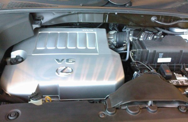 Конструктивни пропуски доведоха до периодични проблеми с петия цилиндър на този V6 двигател, особено в по-малките работни обеми. При 2.5 проблемът идваше от некачествен въздушен филтър, способен обаче да предизвика износване на всмукателните клапани и падане на компресията. При 3.5 недостатъчното охлаждане на петия цилиндър водеше до деформация на буталните пръстени и, в някои случаи, до пукнатини по буталото. Нерядко в цилиндрите попадат и отпадъци от разрушаващия се катализатор, което води до надрасквания по стените. В отделни случаи се разрушава тръбичката, отговорна за смазването на фазовите регулатори, което на практика може да остави целия мотор без масло. Единствено 4-литровата версия на този мотор не създава особени проблеми, макар че и тя е чувствителна към прегряване и трябва да се щади. 