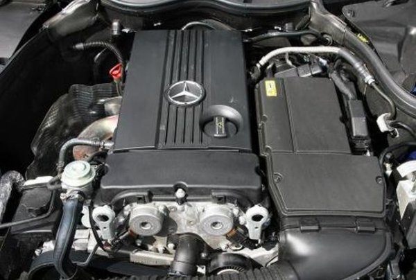 Първите версии на тези мотори имаха компресор Eaton M45, доста податлив на повреди, но малко податлив на ремонти. Проблеми създаваше и системата за вентилация на картера, където налягането на газовете изтласкваше уплътненията - с твърде неприятни последици. Ангренажната верига с мъка изкарваше и 100,000 км, а разтягането й предизвикваше повредата и на други скъпи за ремонт компоненти като фазови регулатори например. 
По-късно в Mercedes замениха компресора с директно впръскване и турбо, но от това проблемите не намаляха. Чест проблем при тях е течът на масло от чашката на филтъра, която за икономия е от пластмаса. А при последните версии на мотора нерядко хидравличният обтегач блокира и веригата прескача, което в добрия случай води до основен ремонт на двигателя, а в лошия - до нов двигател. 
