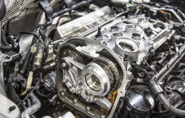 За разлика от ЕА111, тук първите корекции в движение не подобриха качествата на двигателя, а ги влошиха. Първата версия, правена до 2008, имаше проблеми с недотам надеждната верига, но като цяло се справяше прилично. Но след ревизията през 2008 двулитровите агрегати започнаха да гълтат масло, да зацапват клапани и, в някои случаи, да се стига до увреждания на цилиндровите стени. Затова през 2011 двигателят претърпя втора модернизация. Консумацията на масло бе овладяна. Но, за да покрият все по-строгите екостандарти и да намалят теглото, инженерите изтъниха с по още половин милиметър цилиндровите стени (до 3 мм). Цилиндровата глава бе напълно преработена. Проблемите с охладителната система са до голяма степен коригирани, единствено пластмасовият корпус на термостата понякога предизвиква течове. Както и всеки друг "downsizing" двигател, и този има нужда от грижлива поддръжка и от редовни смени на маслото. 
