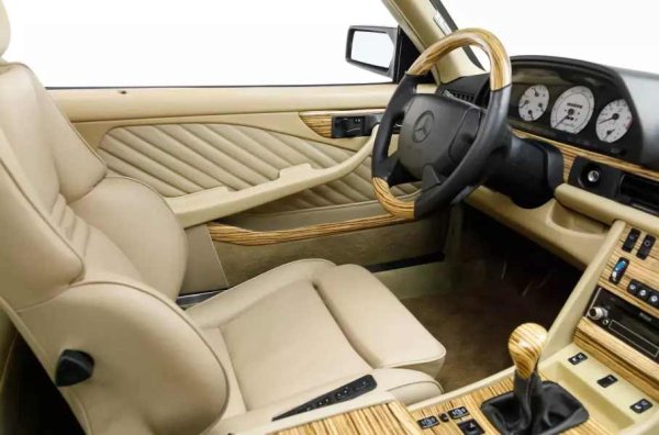 Автомобилът е оборудван и с трикомпонентни 17-цолови джанти с гуми Michelin Pilot Sport, ксенонови оптични елементи и електрически люк. Обновеният интериор включва светлобежова кожена тапицерия, седалки Recaro с бродираното лого на ателието и аудиосистема McIntosh с 11 високоговорителя Focal. Арматурното табло също е подобрено.

Атмосферният V8 M156 от AMG с обем от 6,2 литра е комбиниран с 6-степенна механична скоростна кутия. И накрая, има диференциал с ограничено приплъзване, нови спирачки и окачване, както и ауспух от неръждаема стомана.
