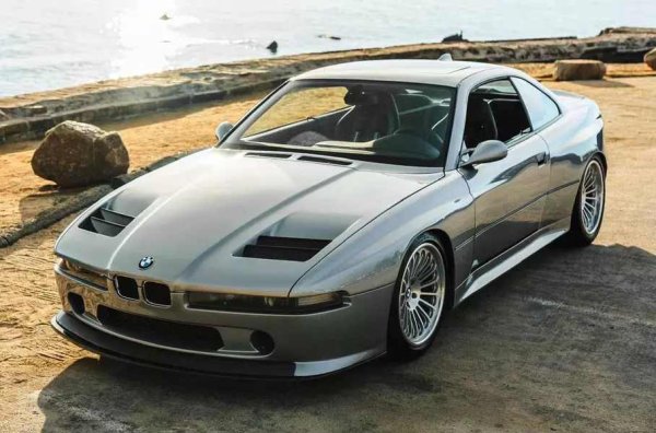 Reyn Speed ​​​​Shop от Калифорния, САЩ, създаде проект, базиран на купето BMW 850i (1989-1999). Оригиналният V12 е заменен с 5-литров V10 от E60 поколение M5 - без модификации атмосферният двигател се развърта до 8250 об/мин и произвежда 507 к.с. Комбиниран е с 6-степенна механична трансмисия. Обемът на двигателя също така ще бъде увеличен до 5,8 литра, мощността до 620 конски сили, а максималният въртящ момент - до 663 Нм.

От M5 E60 също така са взети окачването и кормилния механизъм. Стандартните амортисьори са отстъпили място на Moton със специални настройки. Външните панели на каросерията са изработени от карбон, което прави автомобила по-лек с около 300 кг. Предната броня получи кръгли въздухозаборници и сплитер от въглеродни влакна, задната -дифузьор, а капакът на багажника - интегриран спойлер.

