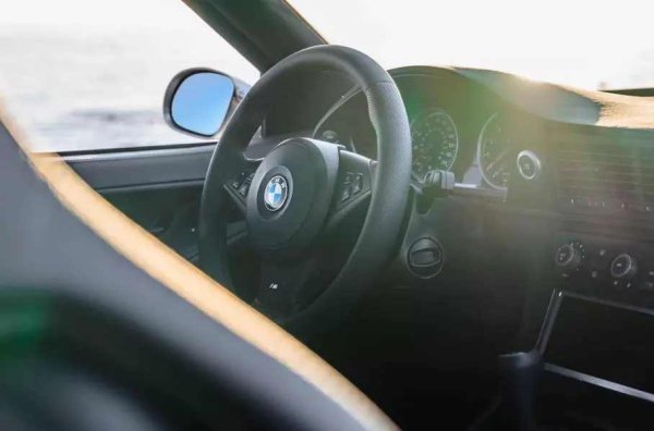 Калниците са с десетина сантиметра по-широки от всяка страна и вместо прибиращи се фарове вече има два вентилационни отвора - предните светлини са преместени към бронята и вече са LED. 19-инчовите колела са проектирани специално за автомобила. Спирачките вече са с карбоново-керамични дискове и апарати Brembo - шестбутални отпред и четирибутални отзад.

Интериорът разполага с екран на мултимедийната система и превключватели от 5 Series E60. Много интериорни елементи са тапицирани с кожа и алкантара, а стандартните електрически седалки са сменени с ръчни от E36 M3, което е намалило теглото на автомобила. Работата e отнела четири години.
