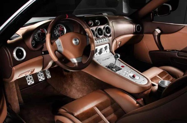 Подобрен е и двигателя, като например охладителната система. В допълнение, той е оборудван с персонализиран ауспух. Мощността му е увеличена от 485 на 510 конски сили, като се комбинира с 6-степенна механична трансмисия. Интериорът се отличава с кафява кожа и алуминий, преработен дизайн на превключвателите, нови тапицерии и бутони. Ще бъдат произведени 30 бройки.
