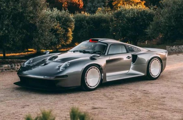 Британците от Tuthill създадоха суперавтомобил в стила на рядкото Porsche 911 GT1 Stra&szlig;enversion от 90-те години на миналия век. Купето със средноразположен двигател разполага с окачване с двойни напречни носачи, карбоново-керамични спирачки и предпазна клетка, която отговаря на разпоредбите на FIA.
