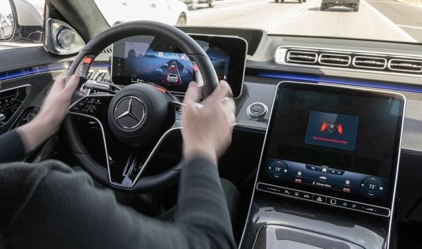 Тук американците са тествали системите Active Distance Assist DISTRONIC с Active Steering Assist в новата С-класа. И тук добрите оценки са за асистента за лентата, адаптивния круиз контрол и асистираното управление. Аварийните процудери са "приемливи". Функциите за безопасност и следенето на шофьора обаче са много слаби. 
