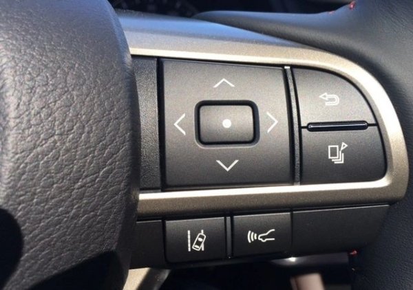 По-масовата система на Lexus получава оценка "слаб", като изпитателите одобряват само круиз контрола, асистента за лентата и подпомогнатото управление. 
