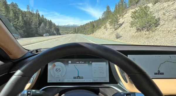 Най-новата версия на по-софистицираната система на Hyundai също е тествана в Genesis G90. Тя получава само две оценки "добър" - за асистирано управление и за помощника за смяна на лентата. Оценките по другите параметри са слаби, но събраните точки все пак изкачват тази система до средата на таблицата. 
