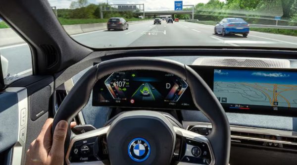 За изпитанията от IIHS са избрали един от базовите модели на баварците - Х1. То получава най-високата оценка за асистента за смяна на лентата, както и за асистирано управление. Аварийните процедури и функциите за безопасност са оценени като приемливи. Критиките тук са основно заради предупрежденията към водача да внимава. 
