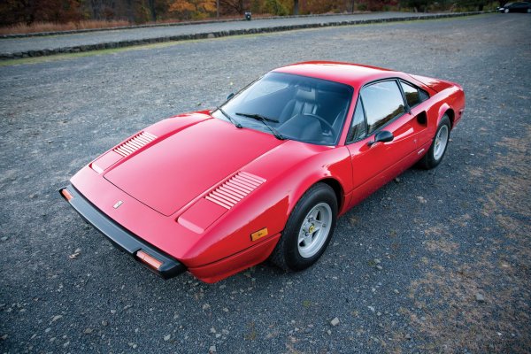 Произвеждано от 1976 до 1978 година, Ferrari 308 GTB не изглеждаше толкова зле, колкото много други спортни автомобили, адаптирани към американските изисквания за безопасност. Въпреки това предната и задната броня започнаха силно да излизат извън естествените размери на каросерията, което, разбира се, не добави към привлекателността на автомобила. 

