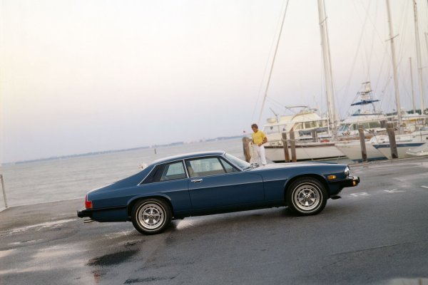 През същия период британското купе Jaguar XJ-S получи не само подобно &bdquo;дизайнерско&ldquo; решение на бронята, но и оптика с четири фара, вместо по-модерните и обичайните за модела два в един блок. И с квартета кръгли фарове отпред, стилният Jaguar изглеждаше така сякаш си е сложил очилата на любимата баба.