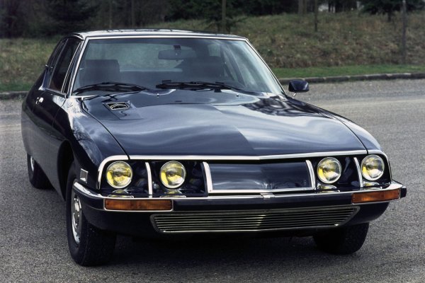 Този модел май пострада повече от другите. Лиши се от своите необикновени завиващи фарове зад широката триобемна стъклена предница, като вместо тях получи четири кръгли фара, отворени за всички ветрове и разделени от груби прегради. Като добавим стърчащите брони, оранжевите предни и странични мигачи, получаваме нещо далеч извън първоначалната идея на гениалния Робер Опрон.
