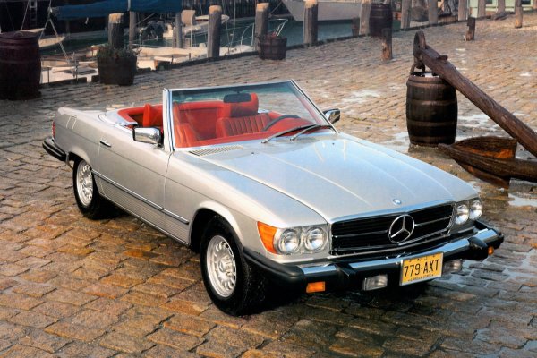 Красивият роудстър Mercedes-Benz SL (R107) се произвеждаше над 15 години. Уви, при появата му на американския пазар, той получи същите тези прословути брони и четири кръгли фара, които лишиха образа му от изразителност. Всъщност, подобни "добавки" могат да бъдат намерени на флагманския S-класа W116 и на по-демократичния първи S-класа W123.
