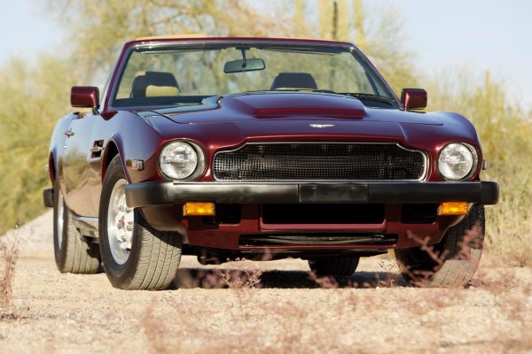 Още един благородник, получил дизайнерски удар под кръста - Aston Martin V8 Volante. Двувратият кабриолет с две врати и доста отличителен дизайн беше оборудван с неудобно изпъкнали брони, напълно лишаващи го от чара на британските спортни автомобили. Изглеждаше така, сякаш собственикът сам е монтирал части от друга кола.
