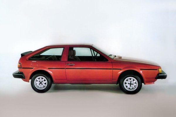 Когато беше регистрирано в САЩ, германското псевдо-спортно купе от второ поколение получи същите огромни брони като другите си европейски братя по нещастие, поради което лекотата и устремеността на силуета бяха напълно унищожени. Може и да са предпазвали фаровете от повреда, но психиката на собственика и околните определено е била застрашена.
