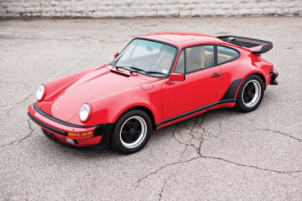 Дори емблематичното купе Porsche 911 (930) не избегна печалната съдба. Стърчащите брони с чифт изпъкнали протектори не можаха напълно да развалят външния вид на спортния автомобил, но и добавиха красота към този еталон за изчистен и самобитен дизайн от германския производител. Всъщност, както и на други модели на марката, при които също се появиха подобни визуални отклонения.
